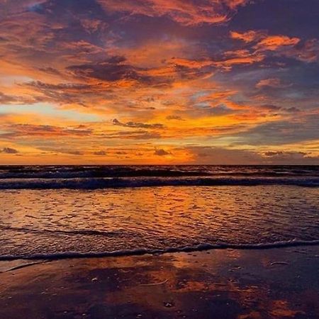 Private Room In A 2 Bedroom 1 Bathroom Shared With Host, On The Beach, Surrounded By Resorts, Only 2 People Max St. Pete Beach Extérieur photo