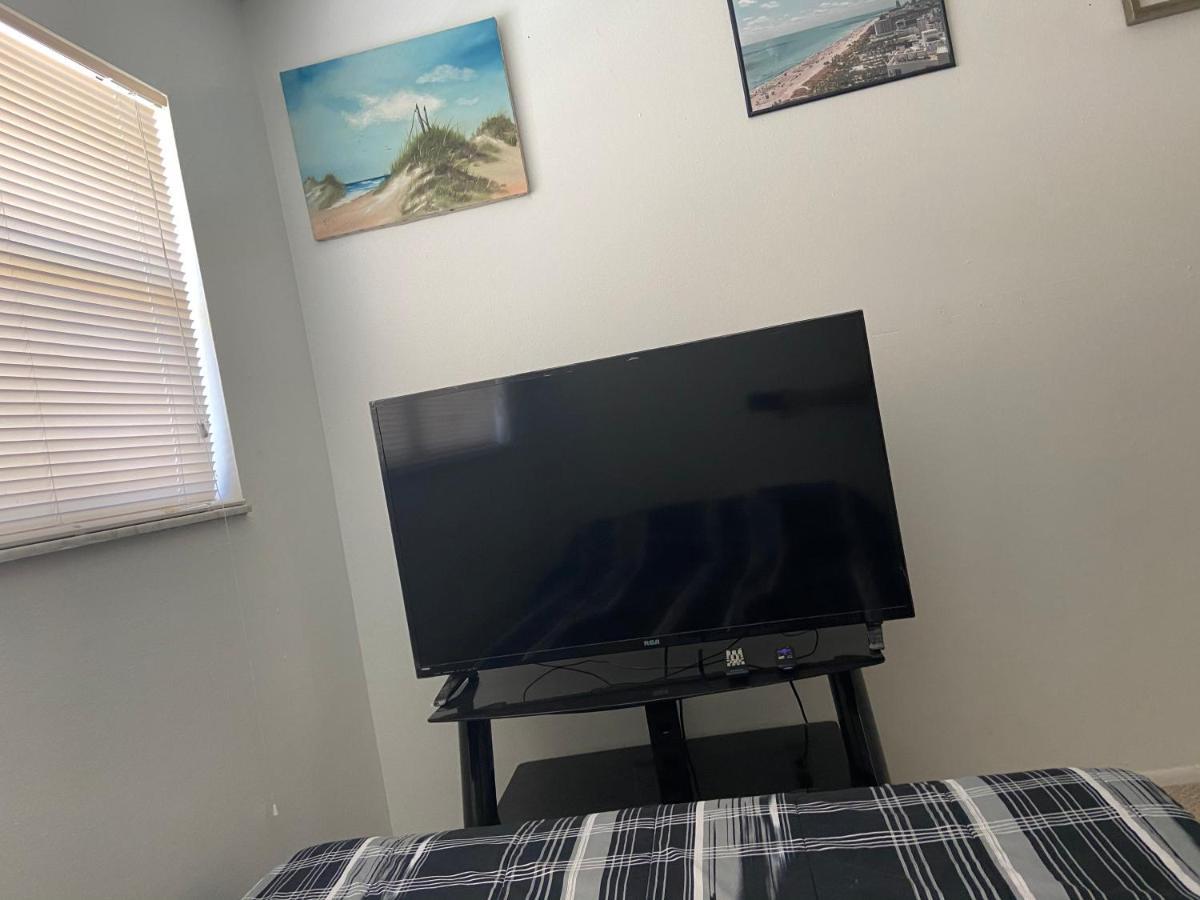 Private Room In A 2 Bedroom 1 Bathroom Shared With Host, On The Beach, Surrounded By Resorts, Only 2 People Max St. Pete Beach Extérieur photo